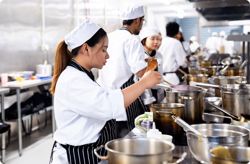 1.2.1_FEMALE_STUDENT_HILTON_ACADEMY_COOKERY_Certificate_III