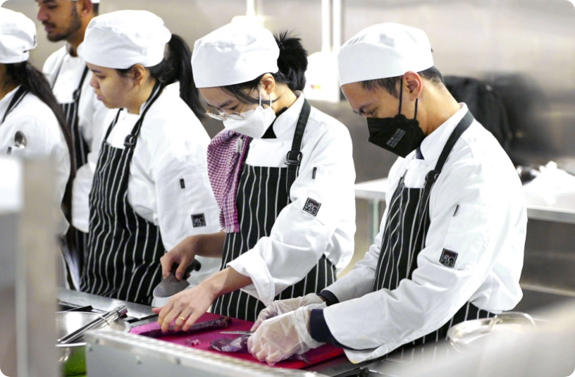 1.2.2_STUDENTS_USE_FOOD__PREPARATION_EQUIPMENT_Certificate_III